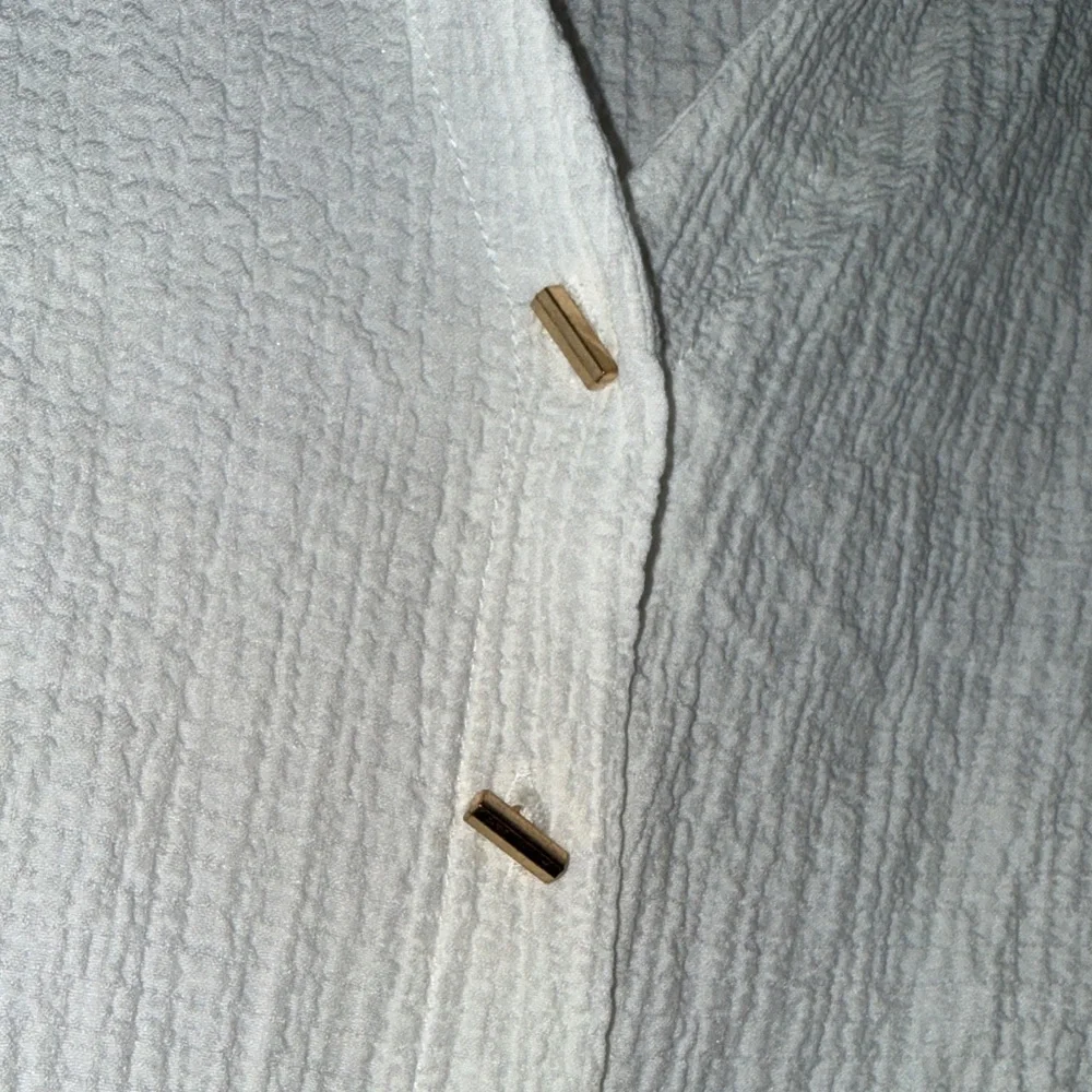 Women’s White Cropped Button-Front Shirt with Relaxed Collar - Picture 3 of 6